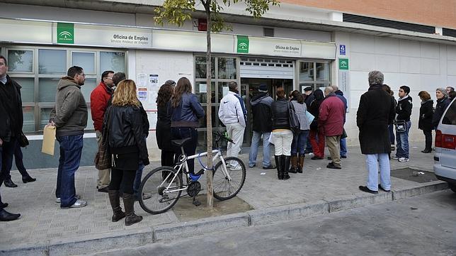 El desempleo sube en Andalucía y baja en España