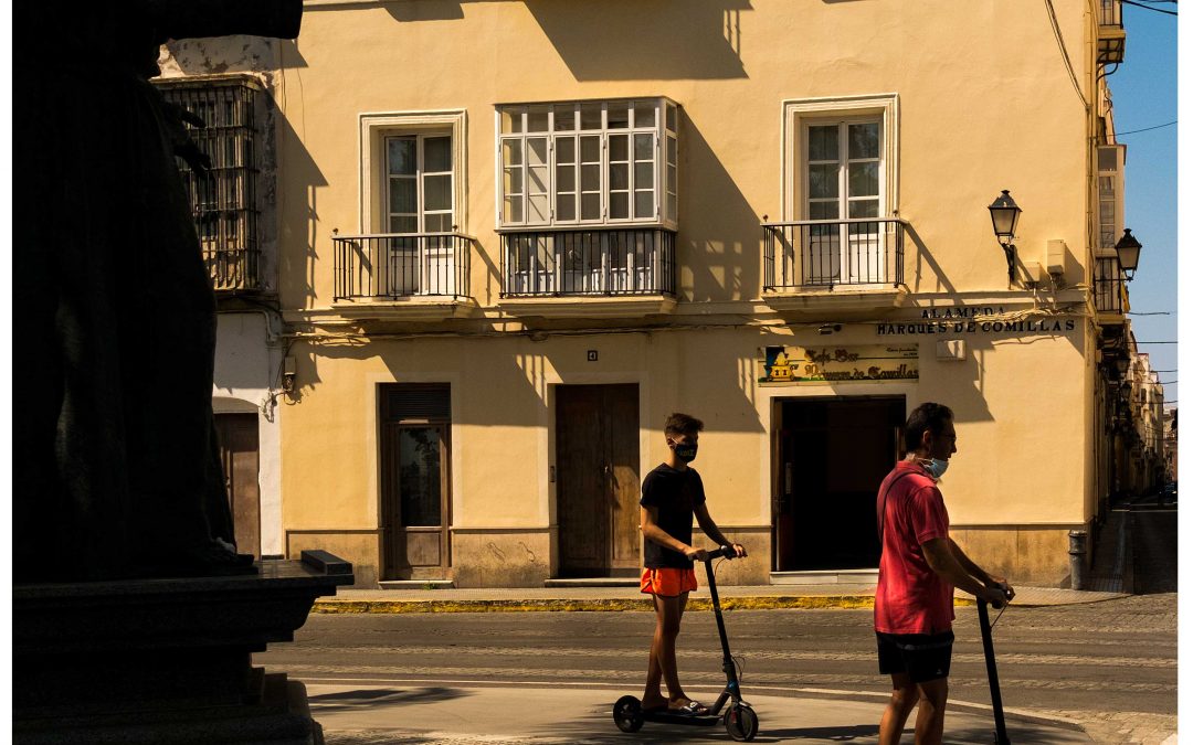 En patinete; siempe protegido
