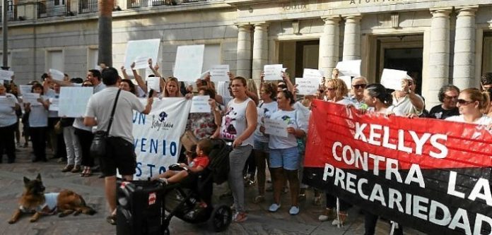 Kellys-de-Huelva-se-manifiestan-en-la-plaza-de-la-Constitución-4-1
