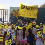 UNOS 500 NIÑOS SEVILLANOS VAN A CLASE EN BAÑADOR PARA PEDIR CLIMATIZACIÓN