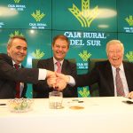 151228.Presidentes-de-Caja-Rural-del-Sur-y-Agro-Sevilla-se-felicitan-por-el-acuerdo-junto-al-director-general-de-la-entidad-financiera-Rafael-Lo–pez-Tarruella