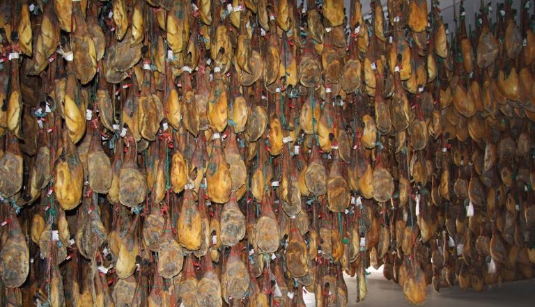 Grandes consorcios foráneos controlan el sector del cerdo ibérico de Jabugo