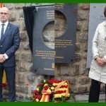 Raúl Romeva y Dolores Delgado frente a la placa en memoria a las víctimas de Mauthausen