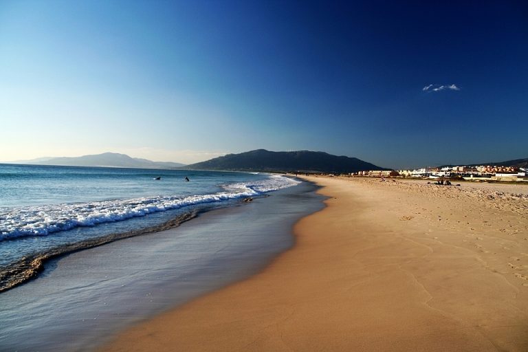 Alerta en Tarifa: el ladrillo amenaza la playa de Los Lances