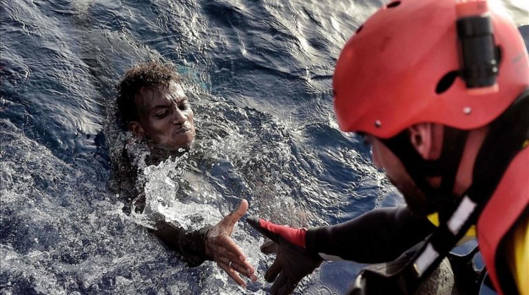 Contra los derechos humanos