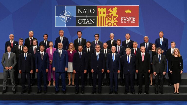 Armamento y dinero (1ª parte). Una cumbre, el gasto militar, unas acciones y muertes