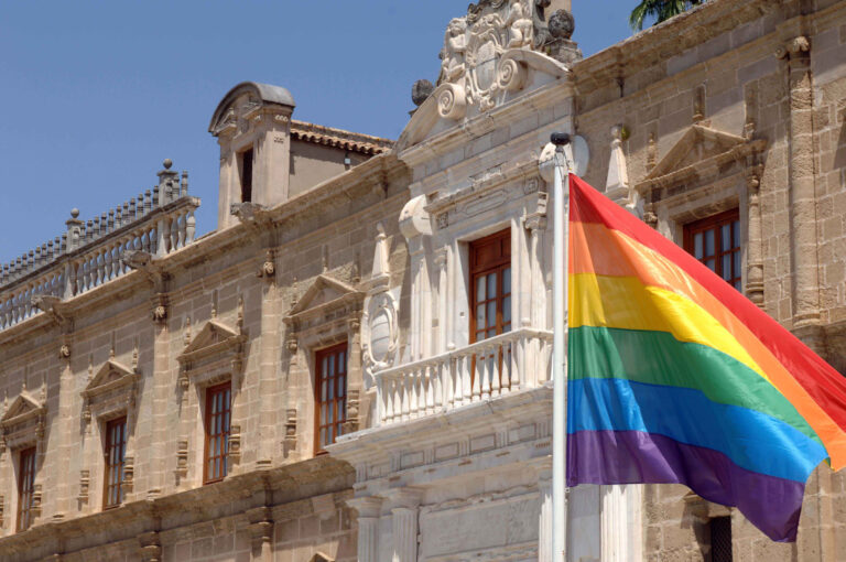 El arco iris en el Parlamento andaluz