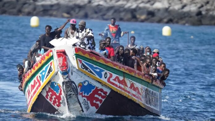 rescatado-un-nuevo-cayuco-con-68-personas-que-se-dirigian-a-tenerife
